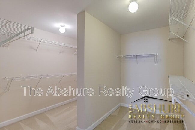 Building Photo - 1410 Fairfax Woods Dr