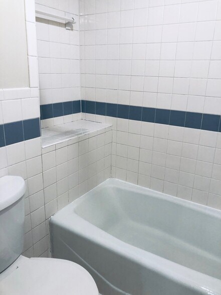 Building Photo - 504 E St NE