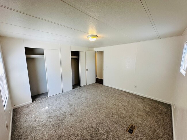 Building Photo - 14014 NE 70th Ave