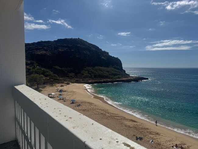 Building Photo - Oceanfront 1 Bedroom, 1 Bath - Makaha Beach Cabanas (Unfurnished)