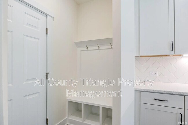 Building Photo - 6943 Doddridge Ln