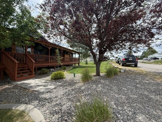 Building Photo - 4 Bedroom Home with Yard, Garage & Pet-Friendly Policy