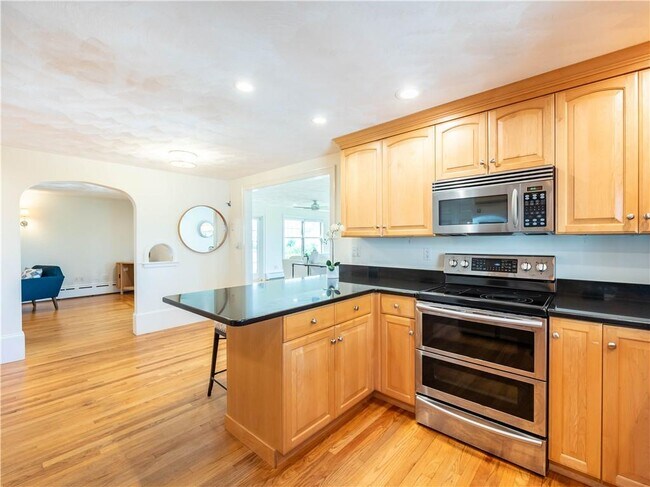 Building Photo - 573 Wolcott Ave