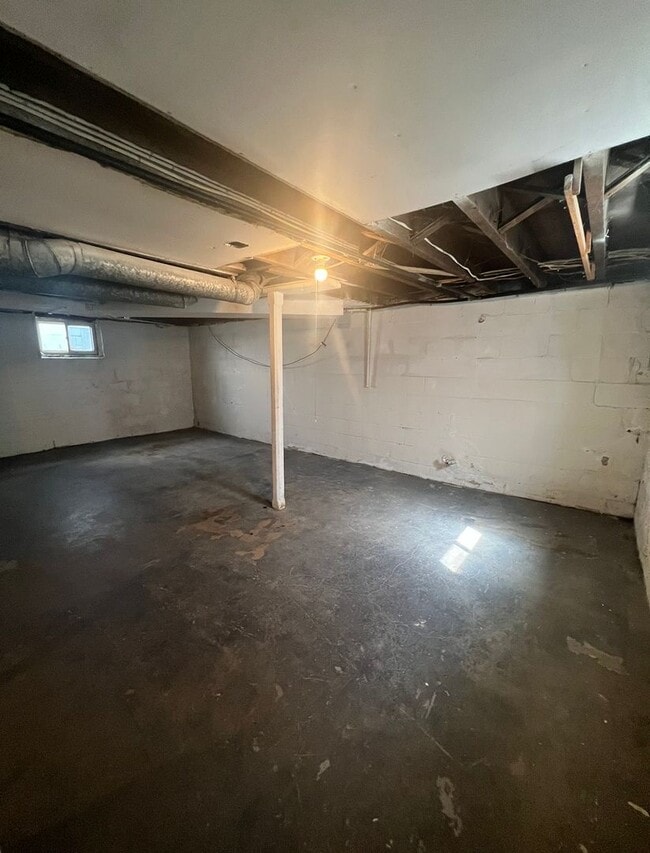 Building Photo - Updated 3BR Home with Central Air in Moline