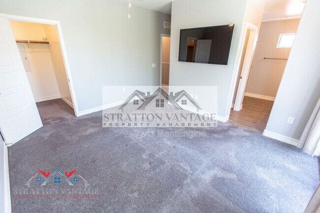 Building Photo - 2821 S Skyline Dr