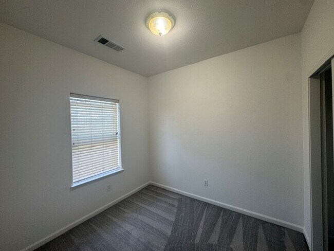 Building Photo - 3530 Brassie Dr