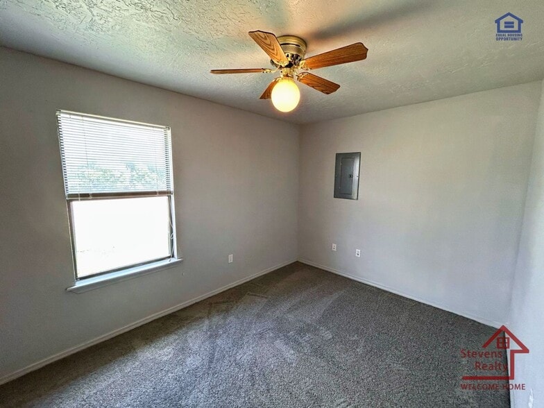 Building Photo - 1302 SW Texas Ave