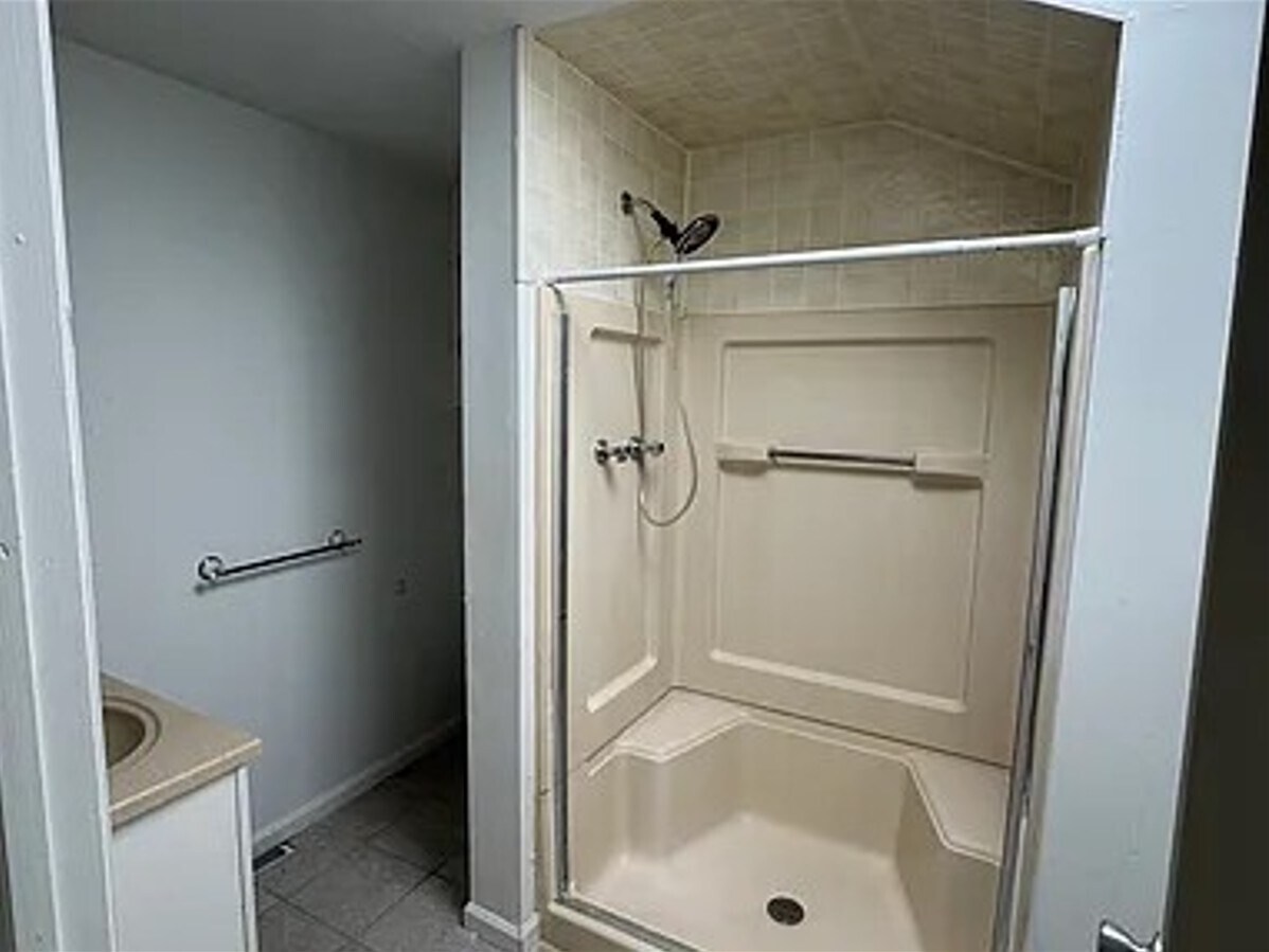 Loft Full Bath (3) - 750 E Marshall St