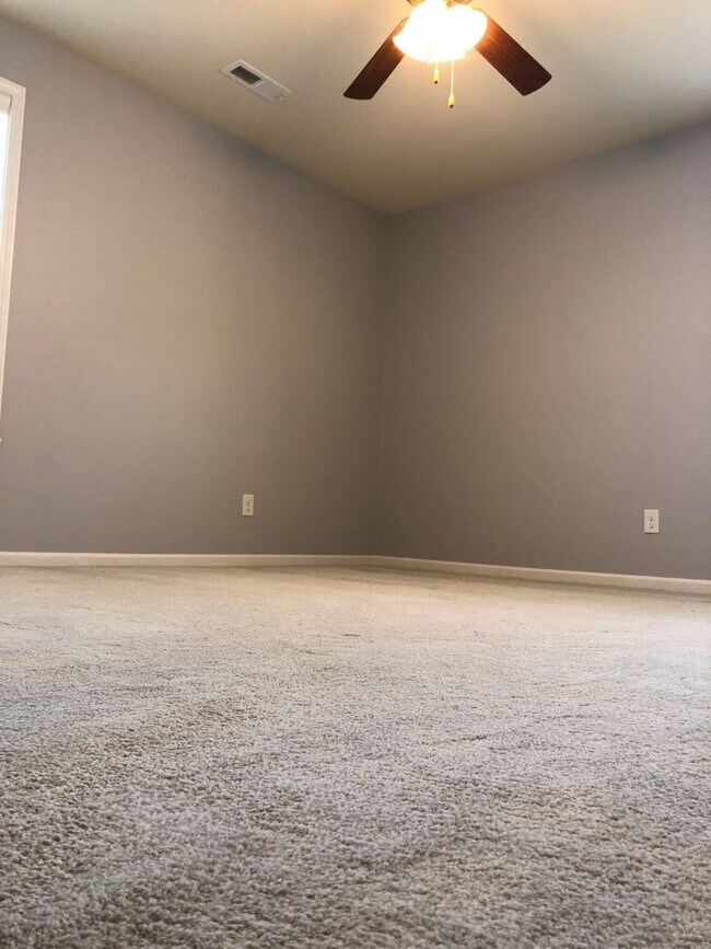 Building Photo - Stunning 3 bedroom, 2 1/2 bath 2 story home