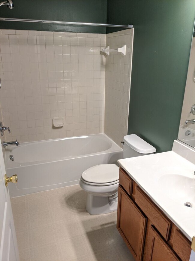 Building Photo - 3 Level townhouse in Frederick available e...