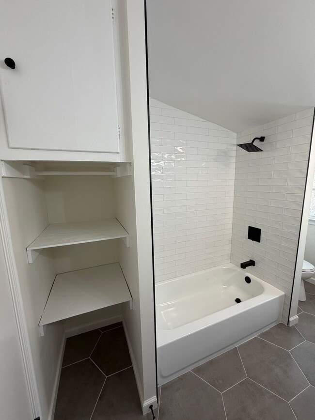 Building Photo - Beautifully Renovated 3/2 in Huge Lot