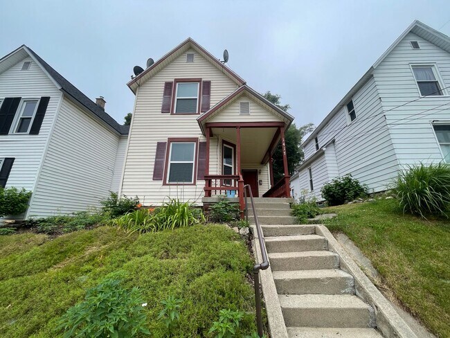 Building Photo - Two Bedroom Home - NE Side of Grand Rapids!