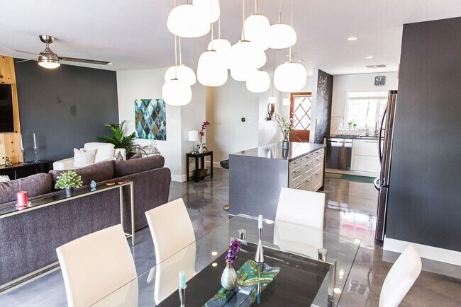 Building Photo - Gorgeous Fully Furnished 3 Bd 2 Bath Vacat...