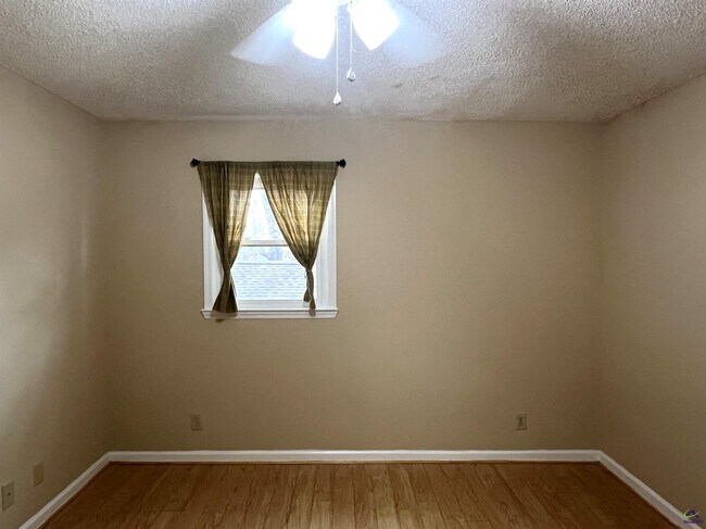 Building Photo - 212 Highland Dr