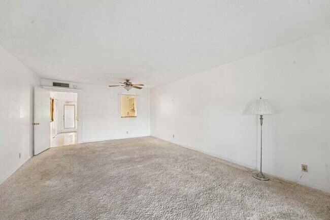 Building Photo - 370 NW 76th Ave