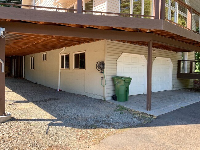 Building Photo - 5 bedroom 3 bathroom gorgeous house with v...