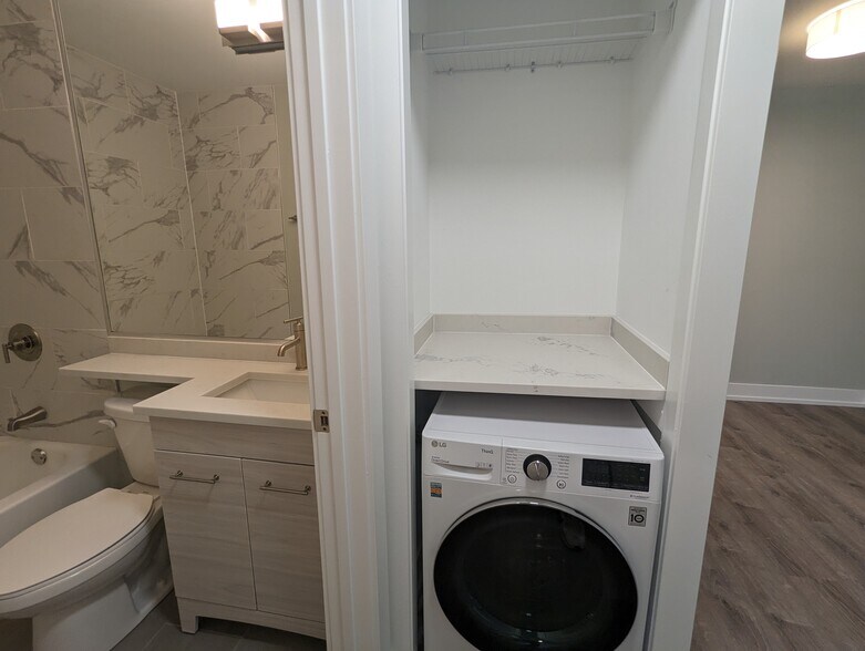 Building Photo - 456 W Barry Ave