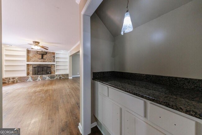 Building Photo - 10565 Shallowford Rd