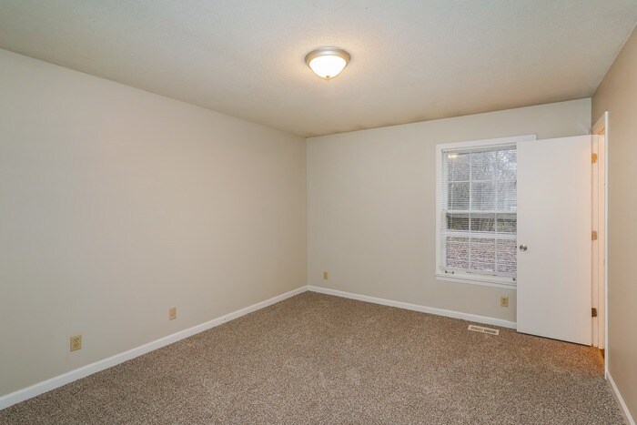 Building Photo - 670 Tylertown Rd