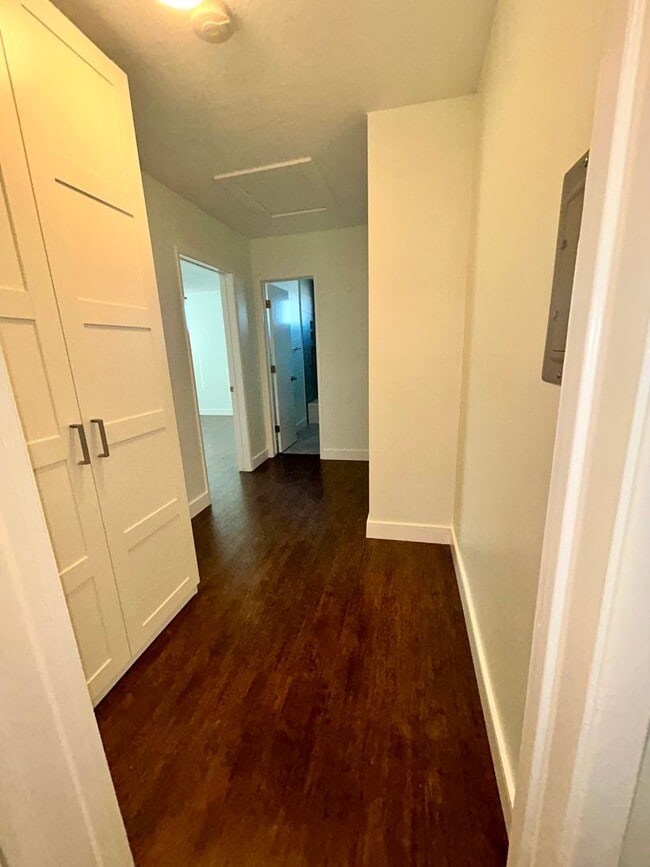 Building Photo - 1028w