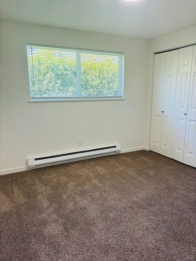 Building Photo - Cute 2 bedroom west Roseburg duplex with carport