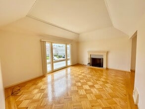 Building Photo - Lovely Lakeshore Home in great location, period details, featuring bonus rooms! 3 BR +/2 BA PROGR...