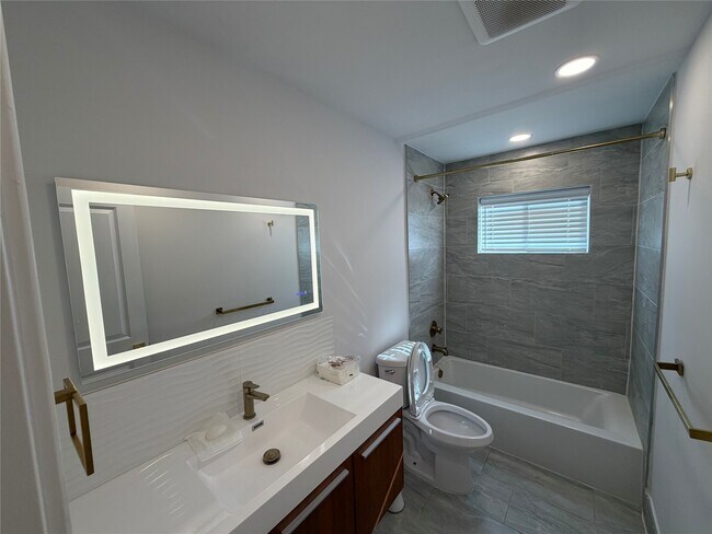 Building Photo - 2218 Round Lake Dr