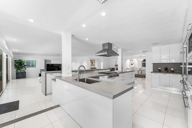 Building Photo - 2540 Mercedes Dr