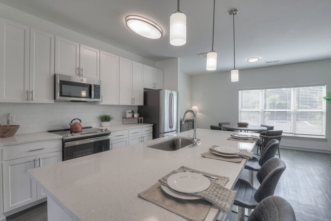 Building Photo - The Flats at Laurel & Pine