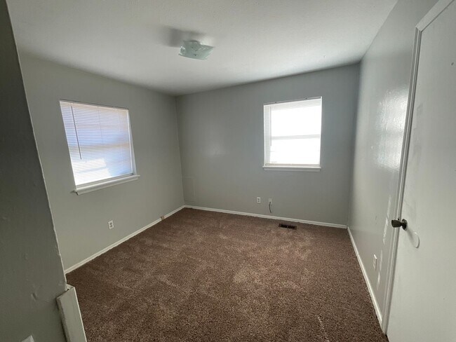 Building Photo - 3 bed. 1.5 bath 2 living areas