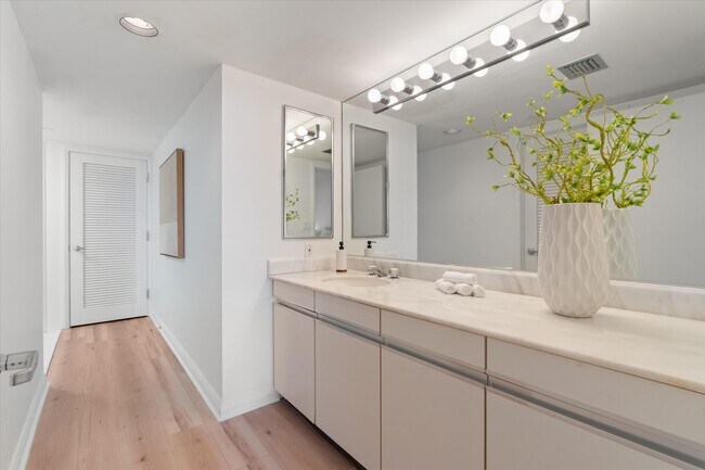 Building Photo - 100 Lakeshore Dr