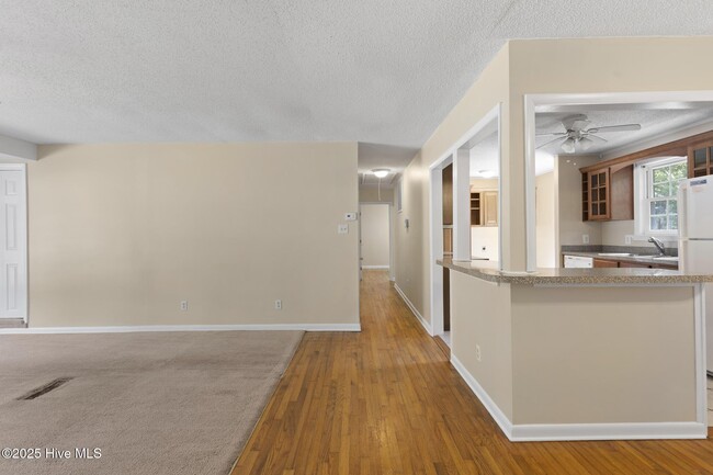 Building Photo - 404 Dogwood Ln