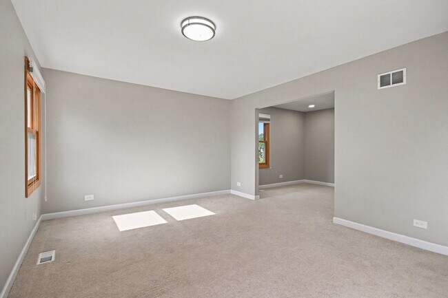Building Photo - 5195 Castaway Ln