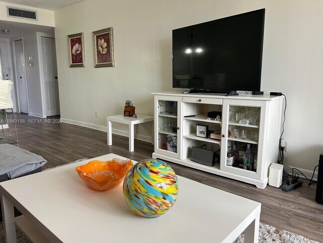 Building Photo - 2851 Somerset Dr