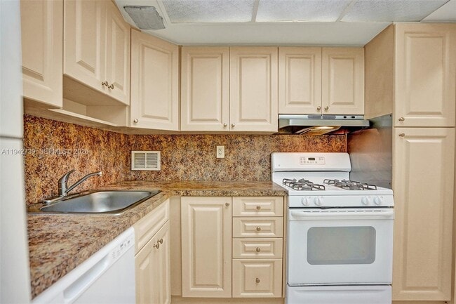 Building Photo - 3140 S Ocean Dr