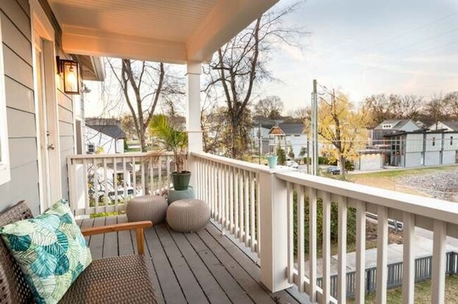 Building Photo - 3 Bed, 3 Bath East Nashville Beauty!