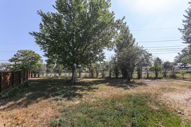 Building Photo - 2408 Lake Dr