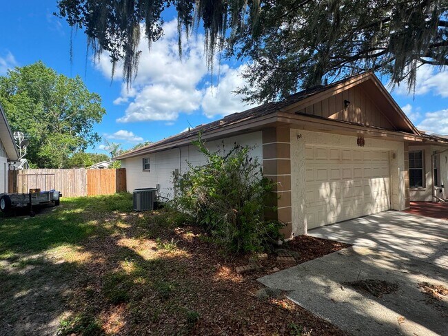 Building Photo - Spacious Lakeland 3-Bedroom Home with 2-Car Garage & Large Driveway