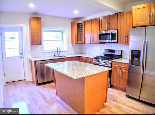 Building Photo - Gorgeous queen village property available