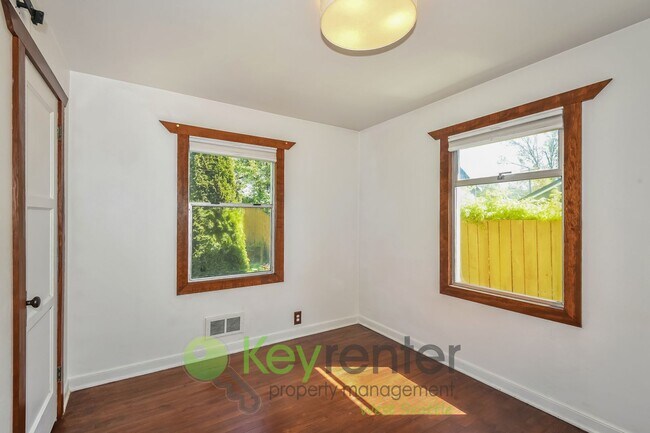Building Photo - Clean Design and Easy Living in Seattle