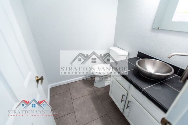 Building Photo - 310 E Bluebell Ln