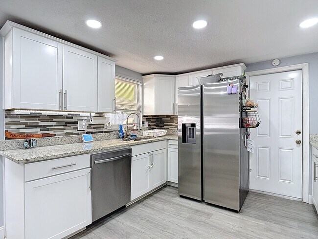 Building Photo - 5913 Appletree Rd