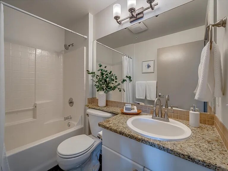 Building Photo - 323 Queen Anne Ave N