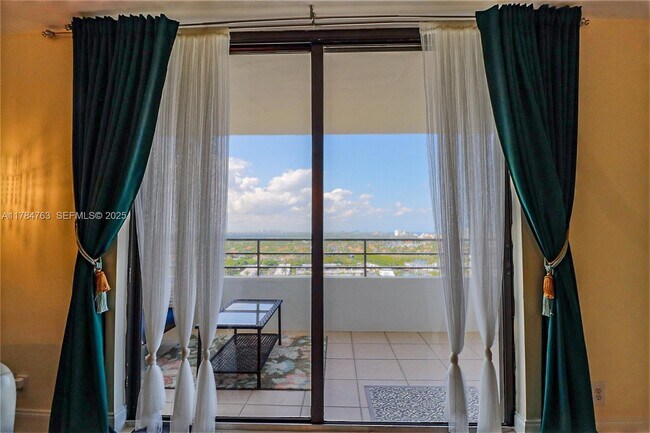 Building Photo - 2500 Parkview Dr