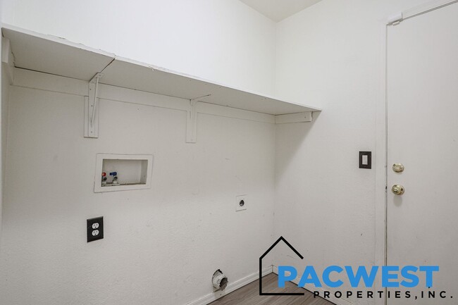 Building Photo - Desirable Coldwater Springs Neighborhood!