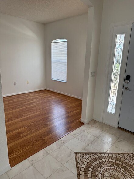 Building Photo - 42 Raintree Pl