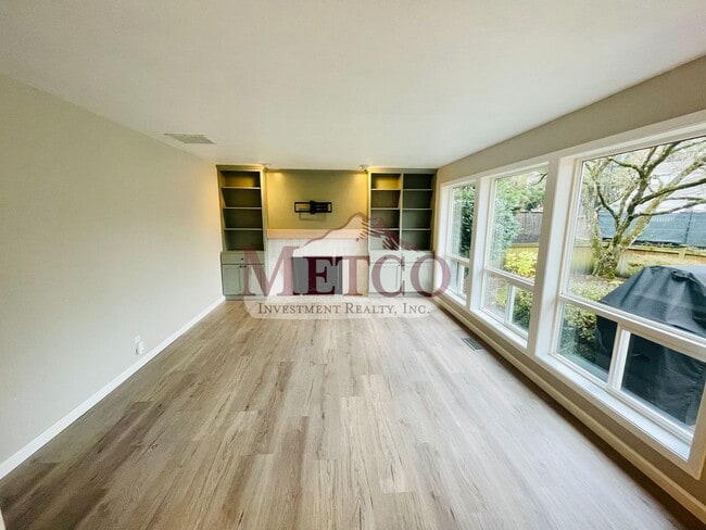 Building Photo - Beautiful 4 bedroom, 3 Bath House in Desirable Gilham Neighborhood!