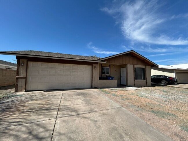 Building Photo - 540 W Del Campo Ave