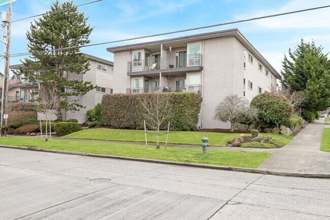 Building Photo - North Beacon Hill 1 Bedroom Apartment for Rent | Beacon Hill Light Rail Access, Balcony, Hardwood...