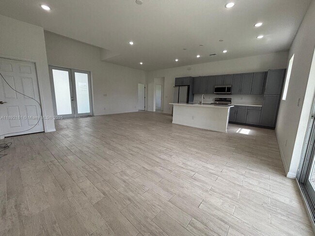 Building Photo - 1018 Maddock St E